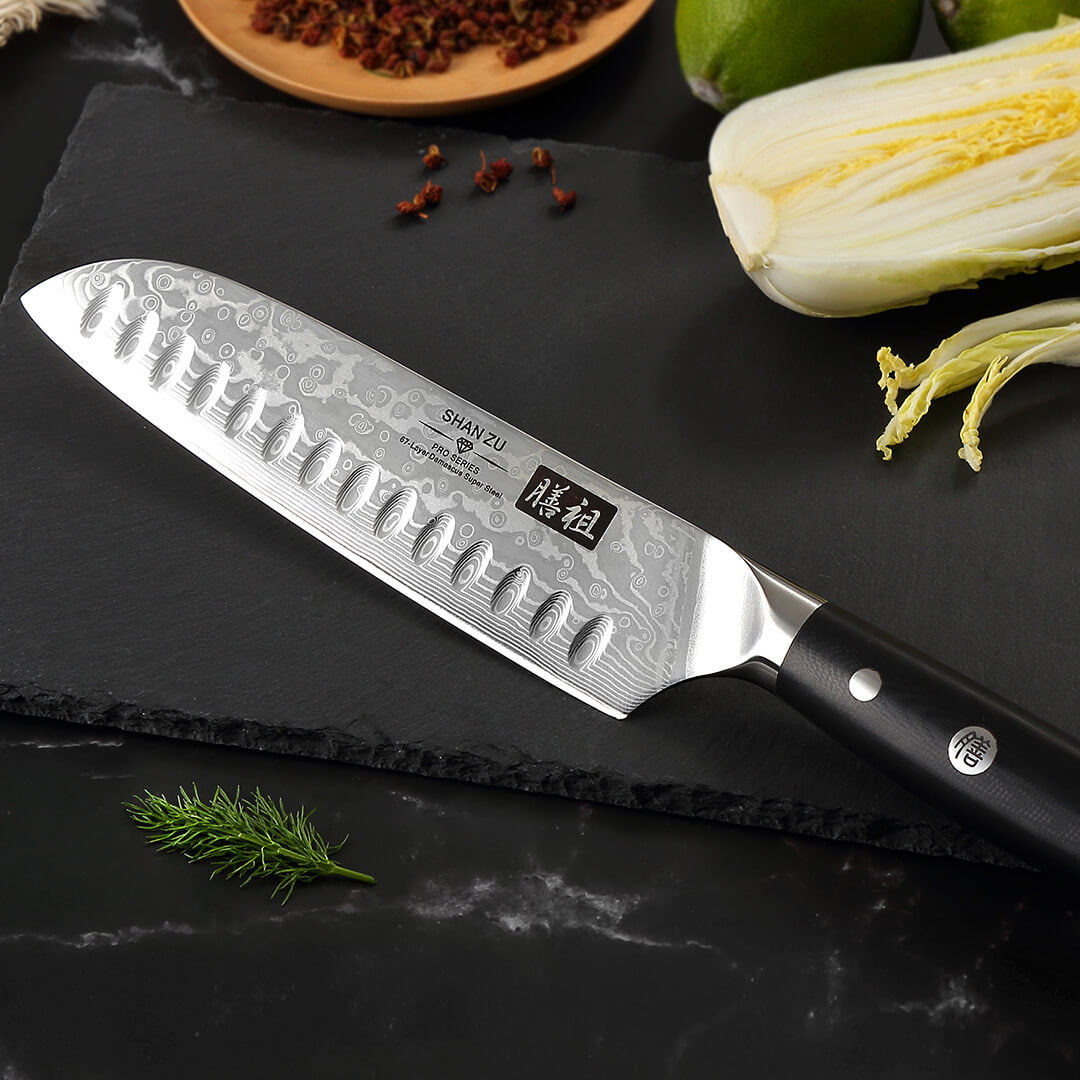SANMUZUO Lame Damas Couteau Santoku SANMUZUO - Lame Damas 67 Couches - Acier VG-10 - Poignée Résine Coutellerie Haut De Gamme SANMUZUO Lame Damas Couteau Santoku SANMUZUO - Lame Damas 67 Couches - Acier VG-10 - Poignée Résine Coutellerie Haut De Gamme